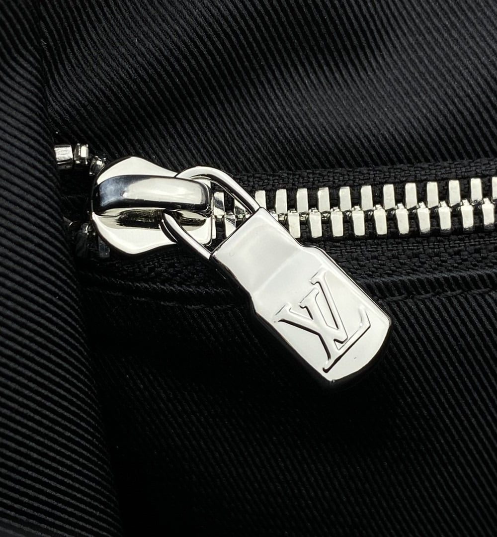 1:1 Replica Louis Vuitton LV New Flap Messenger Taiga Black Unique Bag For Men M30807 - 11.1in/28.3cm