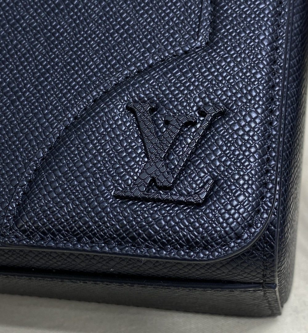 1:1 Replica Louis Vuitton LV New Flap Messenger Taiga Black Unique Bag For Men M30807 - 11.1in/28.3cm