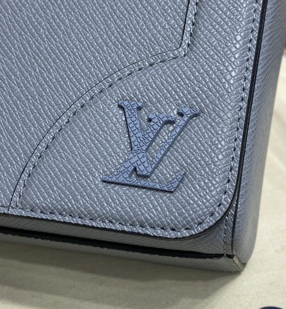 1:1 Replica Louis Vuitton LV New Flap Messenger Taiga Grey Unique Bag For Men M30808 - 11.1in/28.3cm