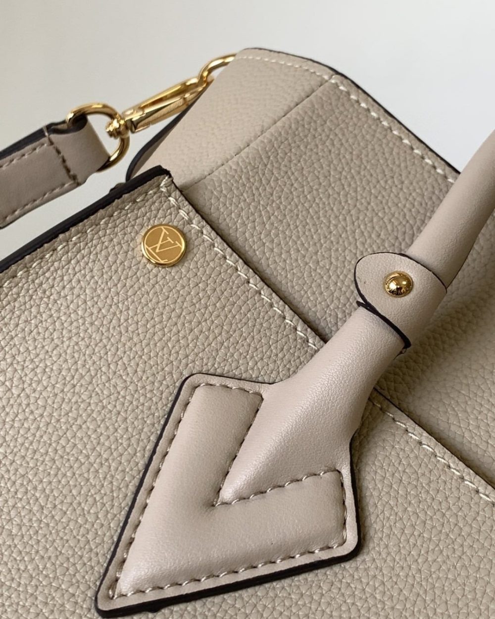 1:1 Replica Louis Vuitton LV On My Side MM High End Leather Luxury Bag For Women M58485 - 12in/31cm