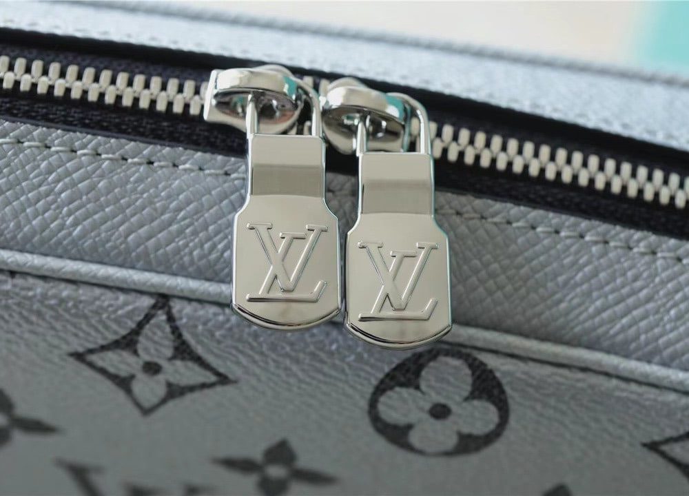 1:1 Replica Louis Vuitton LV Outdoor Messenger Taigarama Unique Bag For Men M30830 - 10.2in/26cm