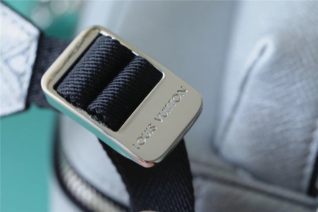 1:1 Replica Louis Vuitton LV Outdoor Messenger Taigarama Unique Bag For Men M30830 - 10.2in/26cm - Image 8