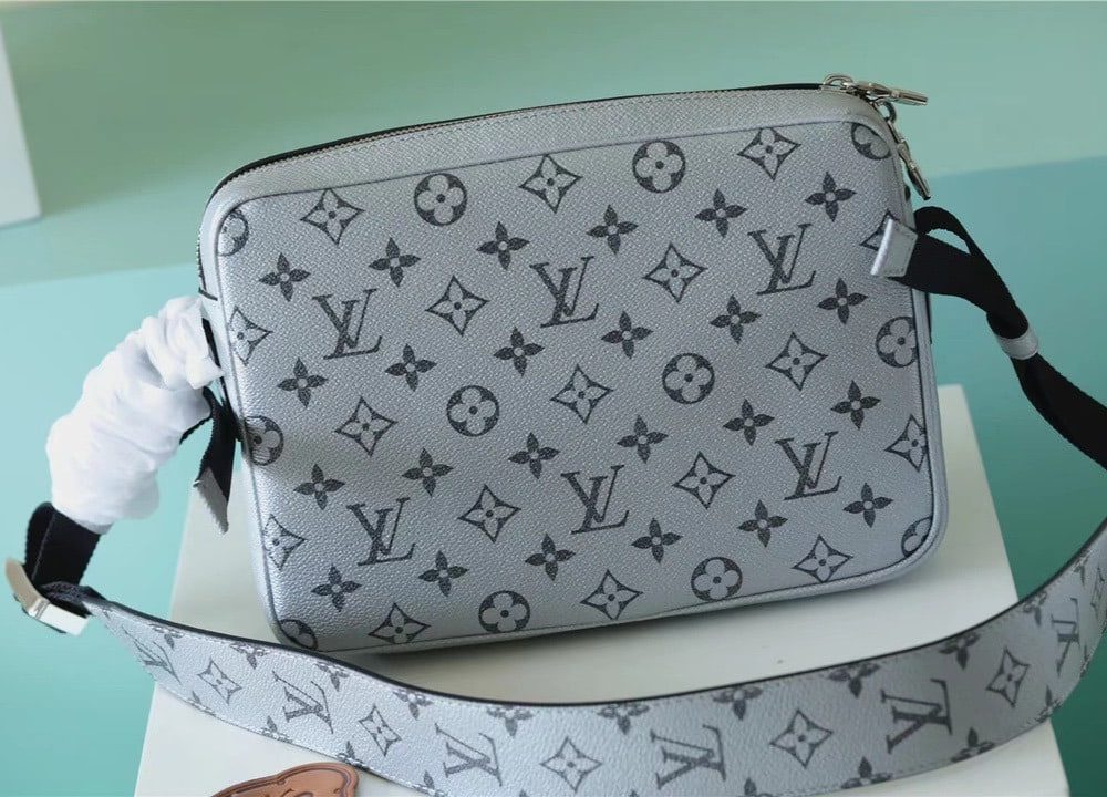 1:1 Replica Louis Vuitton LV Outdoor Messenger Taigarama Unique Bag For Men M30830 - 10.2in/26cm