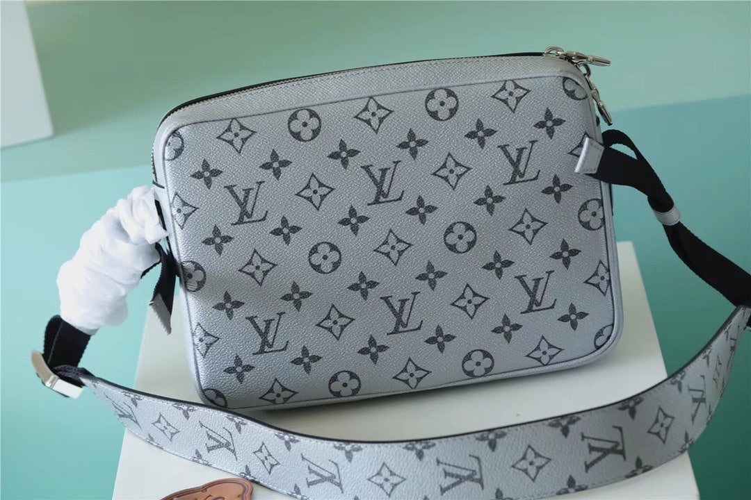 1:1 Replica Louis Vuitton LV Outdoor Messenger Taigarama Unique Bag For Men M30830 - 10.2in/26cm - Image 9