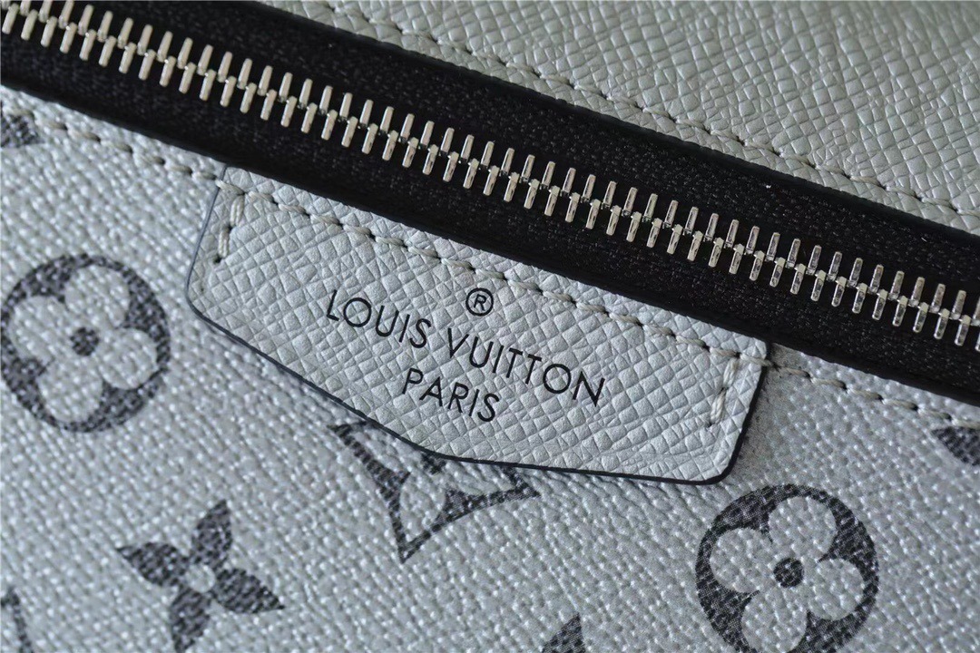 1:1 Replica Louis Vuitton LV Outdoor Messenger Taigarama Unique Bag For Men M30830 - 10.2in/26cm - Image 5