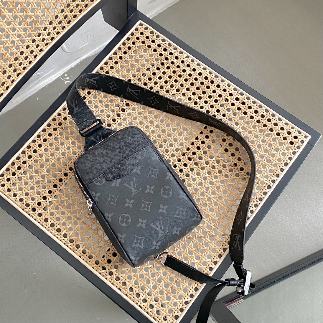 1:1 Replica Louis Vuitton LV Outdoor Slingbag Taigarama Noir Black Unique Bag For Men M30741 - 8.3in/21cm - Image 6