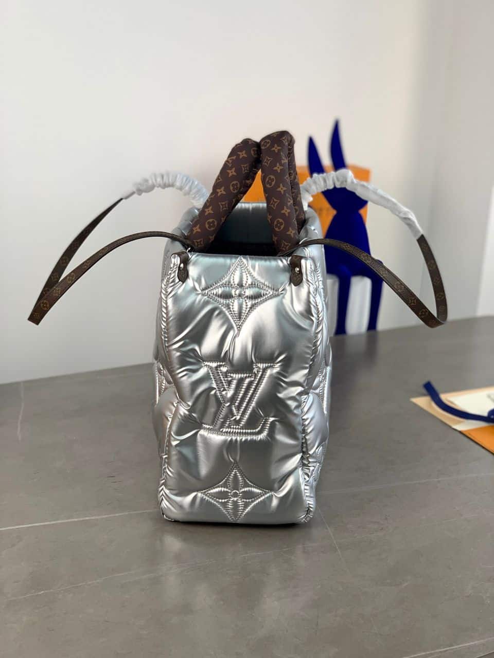 1:1 Replica Louis Vuitton LV Pillow Onthego GM Sier Luxury Bag For Women M21053 - 16.1in/41cm - Image 6