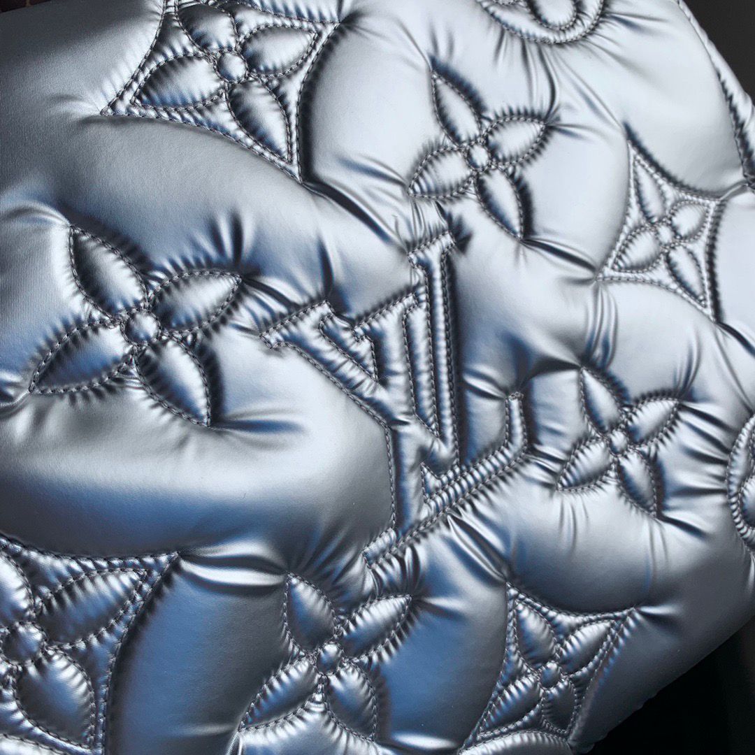 1:1 Replica Louis Vuitton LV Pillow Onthego GM Sier Luxury Bag For Women M21053 - 16.1in/41cm - Image 2