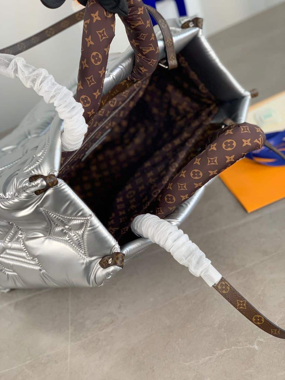 1:1 Replica Louis Vuitton LV Pillow Onthego GM Sier Luxury Bag For Women M21053 - 16.1in/41cm - Image 5