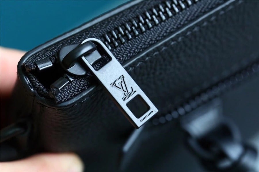 1:1 Replica Louis Vuitton LV Pochette Ipad Black Aerogram Unique Bag For Men M81029 - 30cm - Image 4