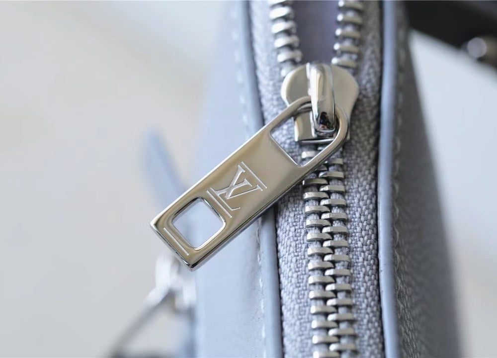 1:1 Replica Louis Vuitton LV Pochette Ipad Grey Aerogram Unique Bag For Men M81029 - 30cm