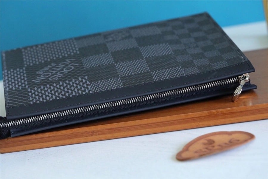 1:1 Replica Louis Vuitton LV Pochette Voyage MM Damier Graphite 3D Canvas Grey Unique Bag For Men N60444 - 27cm - Image 7