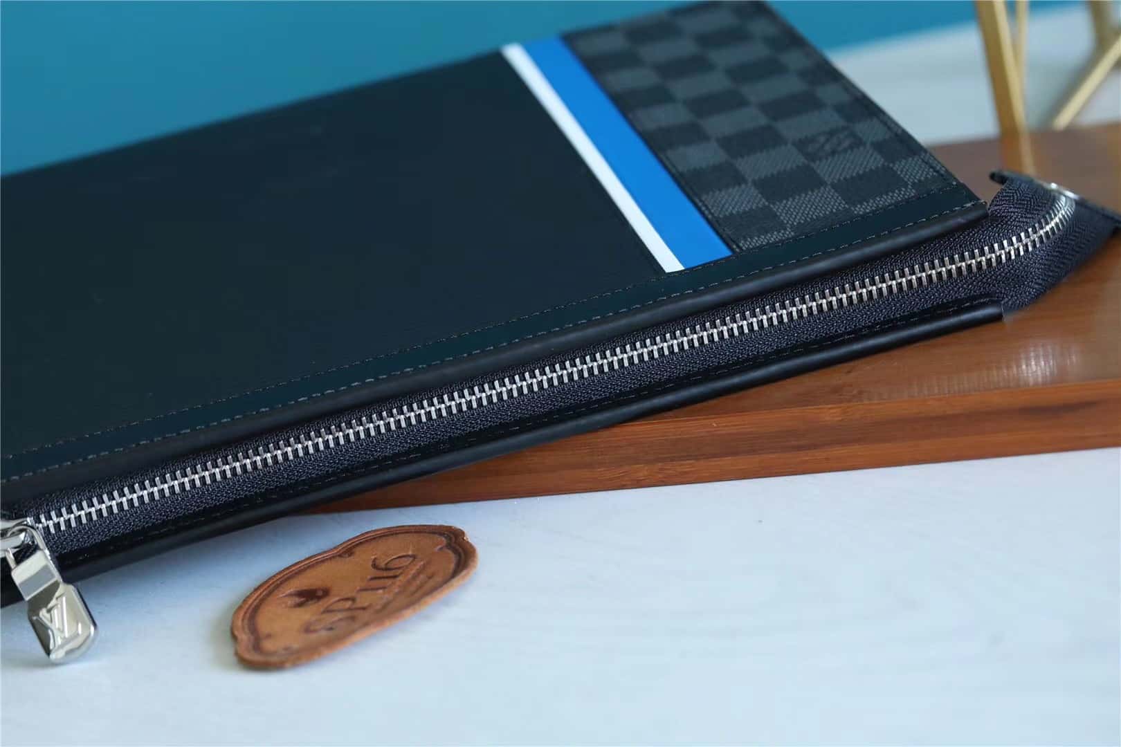 1:1 Replica Louis Vuitton LV Pochette Voyage MM Epi Damier Graphite Canvas Black Unique Bag For Men M56827 - 27cm - Image 8