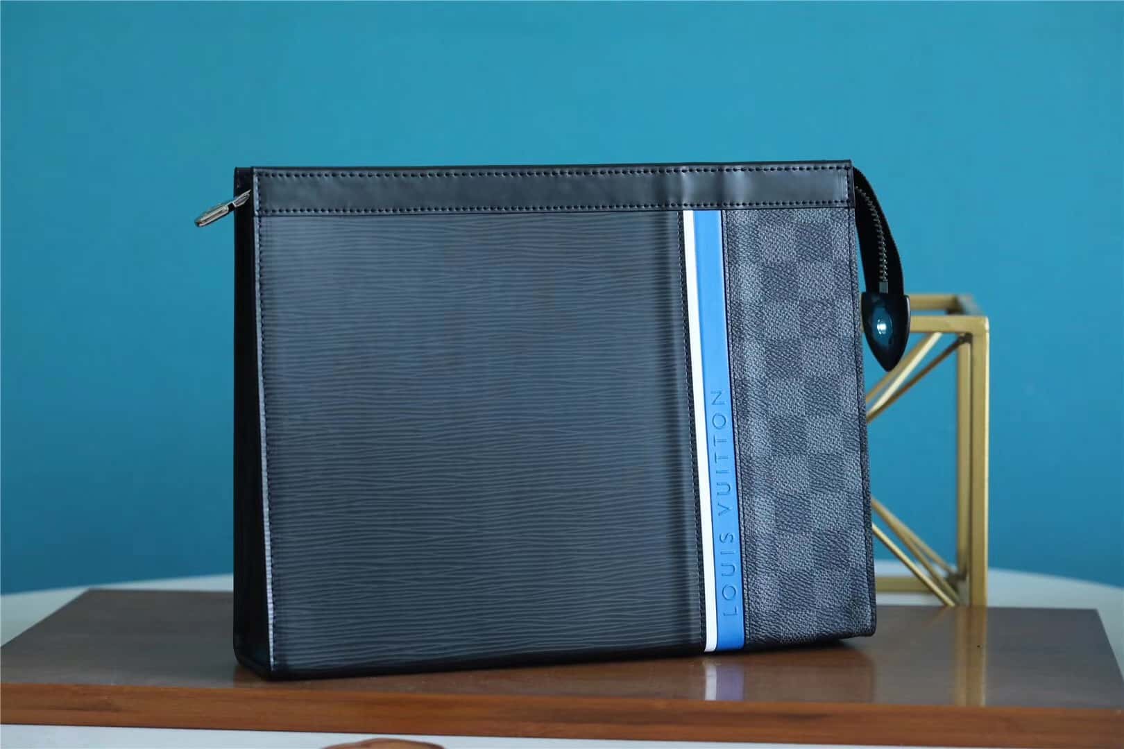 1:1 Replica Louis Vuitton LV Pochette Voyage MM Epi Damier Graphite Canvas Black Unique Bag For Men M56827 - 27cm - Image 9