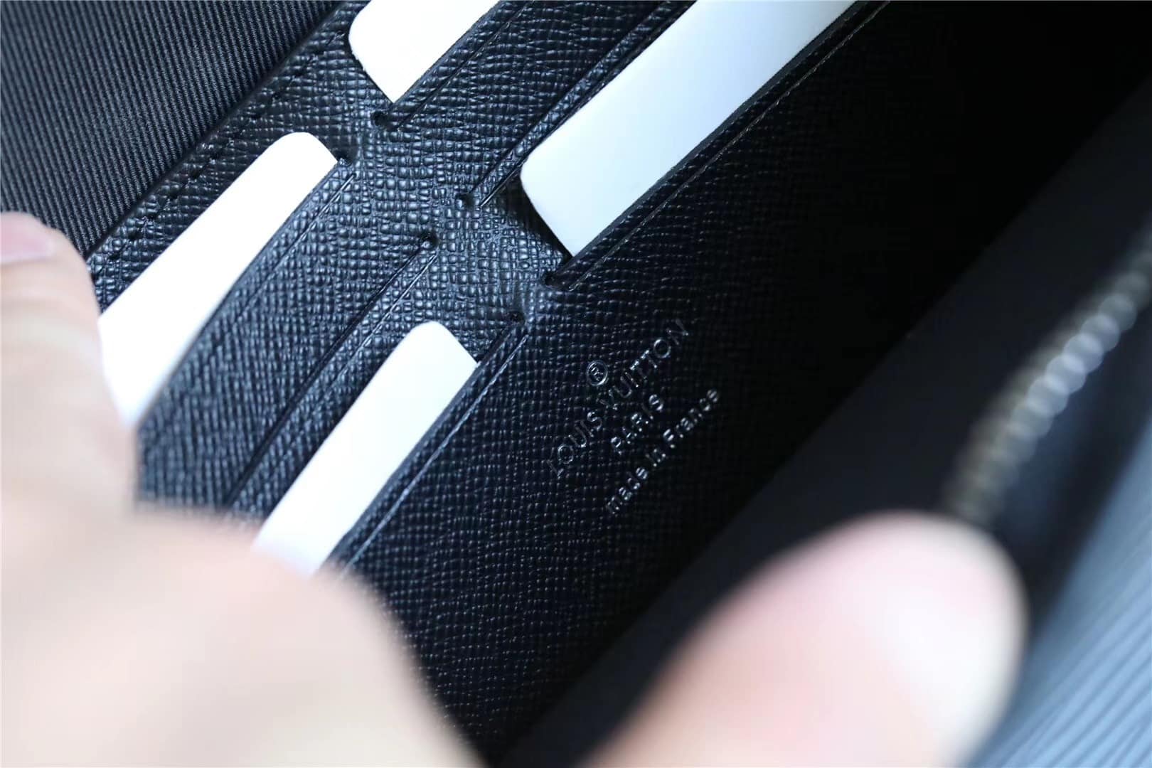 1:1 Replica Louis Vuitton LV Pochette Voyage MM Epi Damier Graphite Canvas Black Unique Bag For Men M56827 - 27cm - Image 7