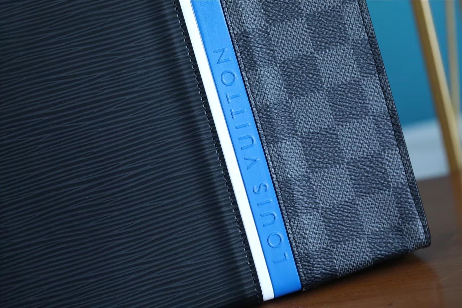 1:1 Replica Louis Vuitton LV Pochette Voyage MM Epi Damier Graphite Canvas Black Unique Bag For Men M56827 - 27cm - Image 4