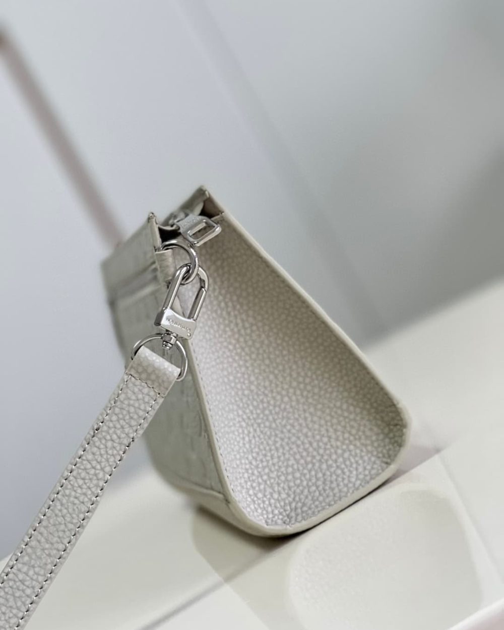 1:1 Replica Louis Vuitton LV Pochette Voyage White Luxury Bag For Women - 11.4in/29cm