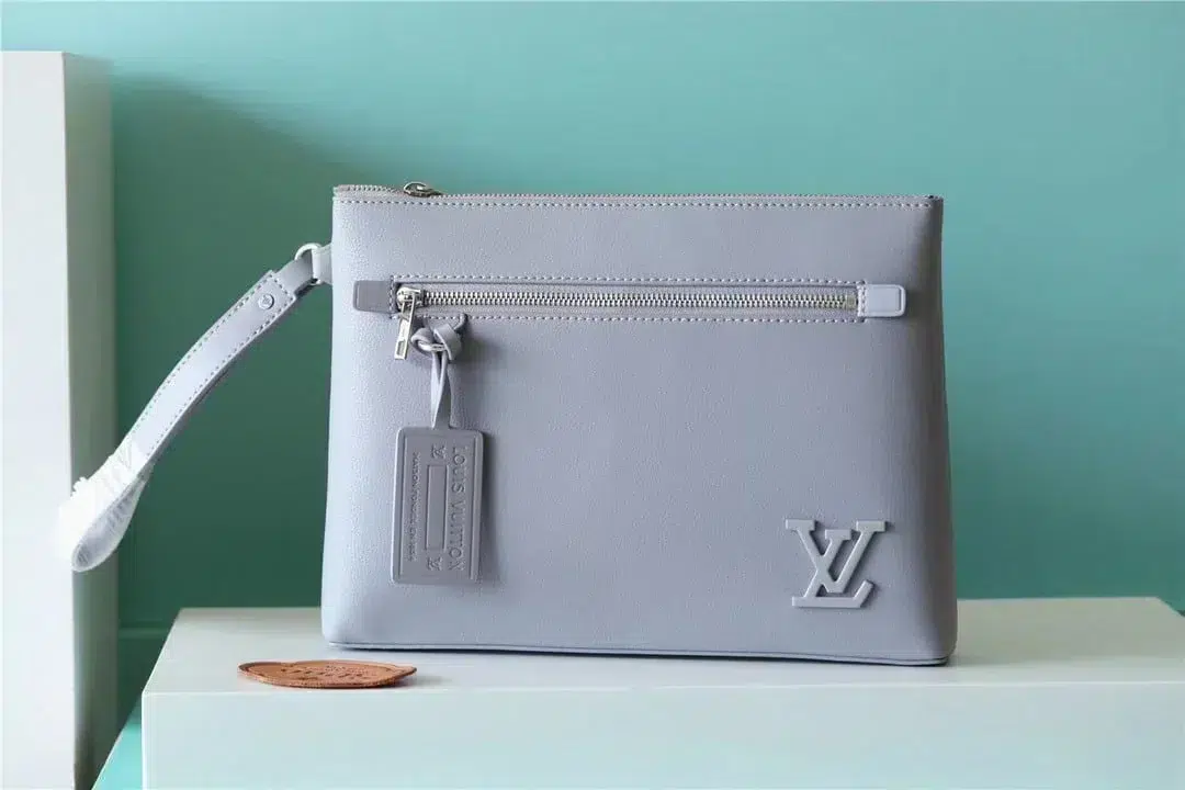 louis-vuitton-replica-pochette-ipad-grey-aerogram-m81029