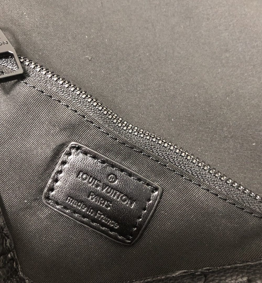 1:1 Replica Louis Vuitton LV S Lock Slingbag Monogram Taurillon Leather Bag Black Unique Bag For Men M58487 - 8.3in/21cm