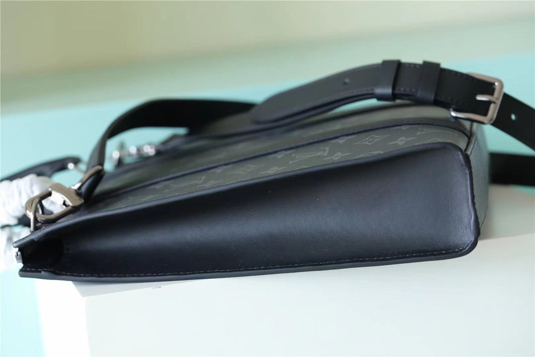 1:1 Replica Louis Vuitton LV Sac Plat Cross Monogram Eclipse Reverse Canvas Unique Bag For Men M59664 - 11.2in/28.5cm - Image 7