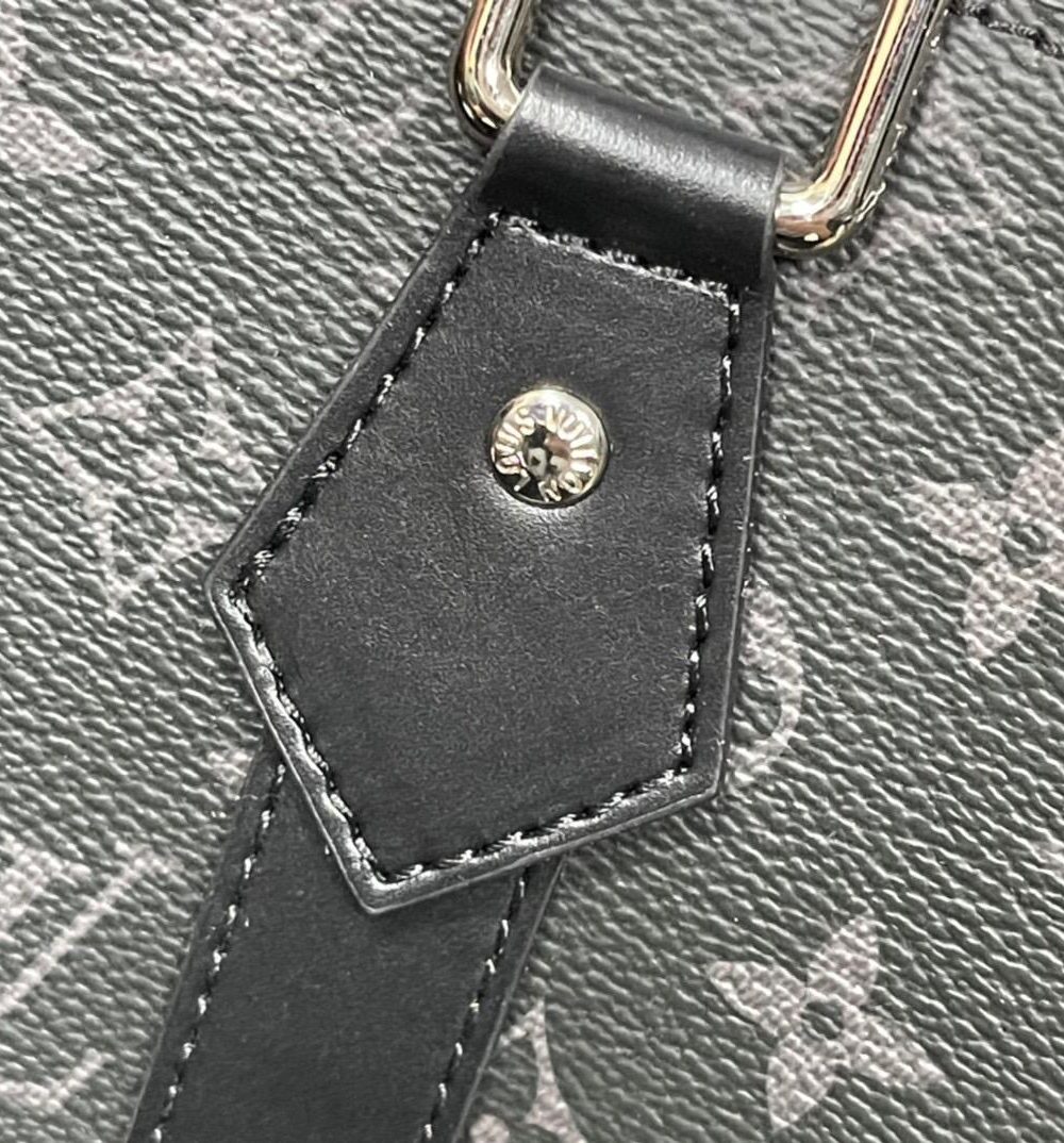 1:1 Replica Louis Vuitton LV Sac Plat Cross Taurillon Black Unique Bag For Men M59960 - 28.5in/11.2cm