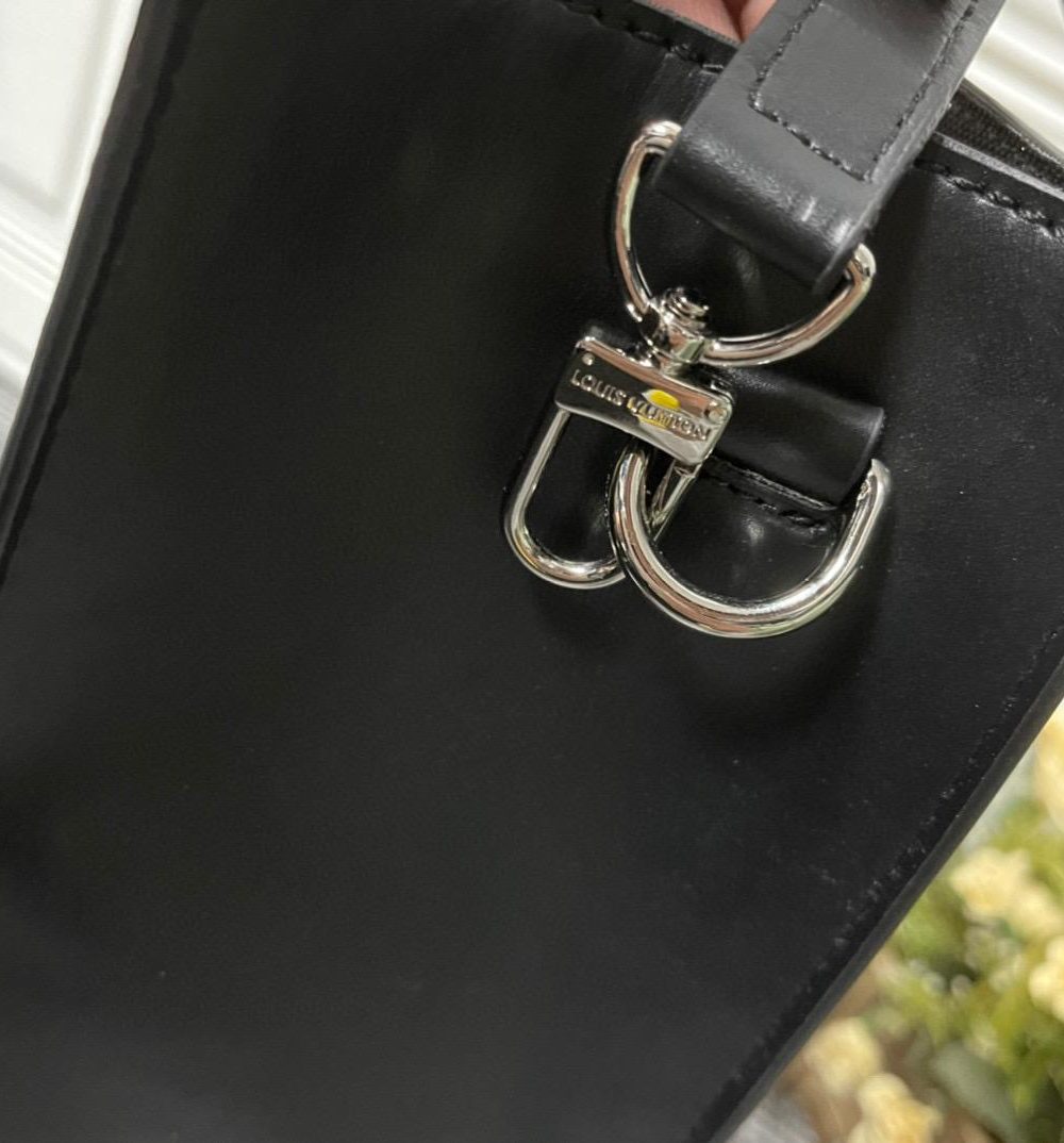 1:1 Replica Louis Vuitton LV Sac Plat Cross Taurillon Black Unique Bag For Men M59960 - 28.5in/11.2cm