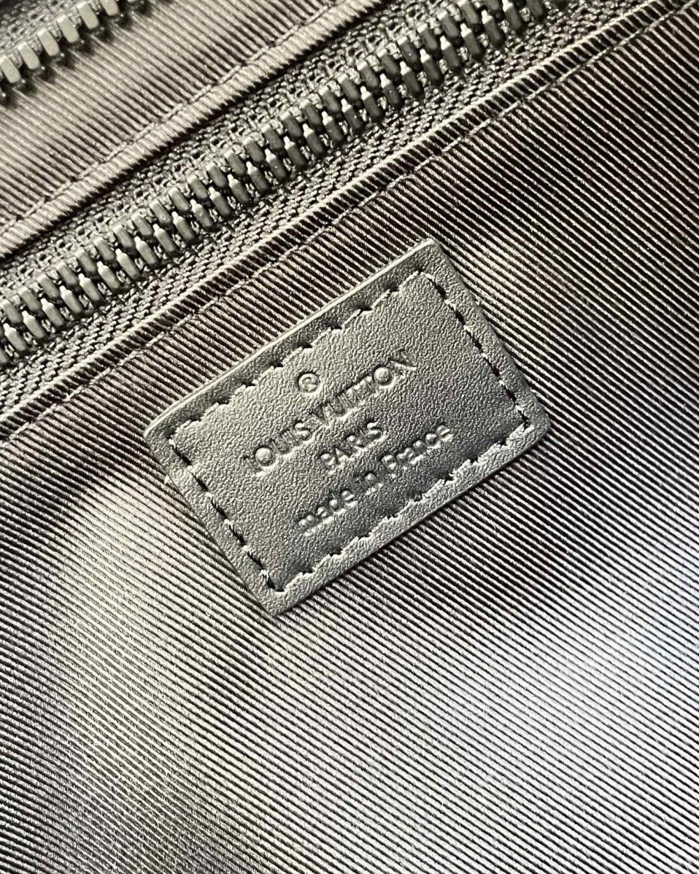 1:1 Replica Louis Vuitton LV Sac Plat Horizontal Zippe Monogram Eclipse Unique Bag For Men M45265 - 15.4in/39cm