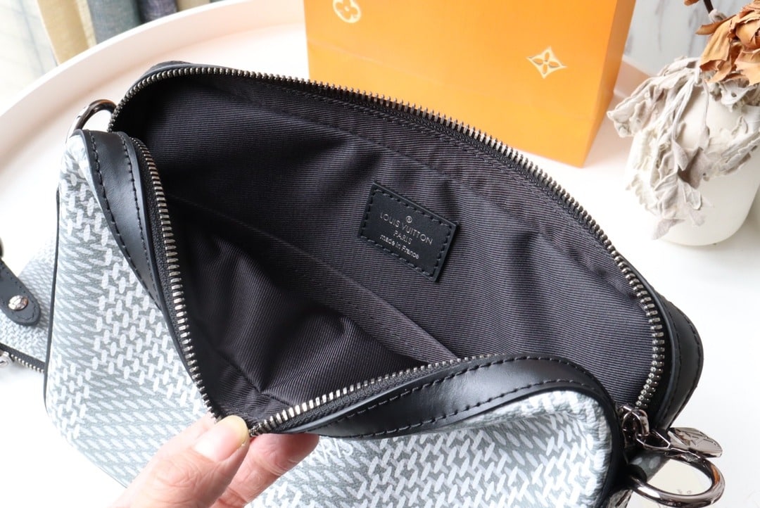 1:1 Replica Louis Vuitton LV Trio Messenger Monogram Eclipse Monogram/ Eclipse Reverse Unique Bag For Men M69443 - 9.8in/25cm - Image 7