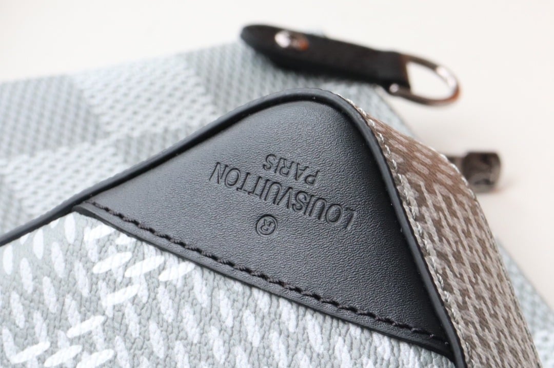 1:1 Replica Louis Vuitton LV Trio Messenger Monogram Eclipse Monogram/ Eclipse Reverse Unique Bag For Men M69443 - 9.8in/25cm - Image 4