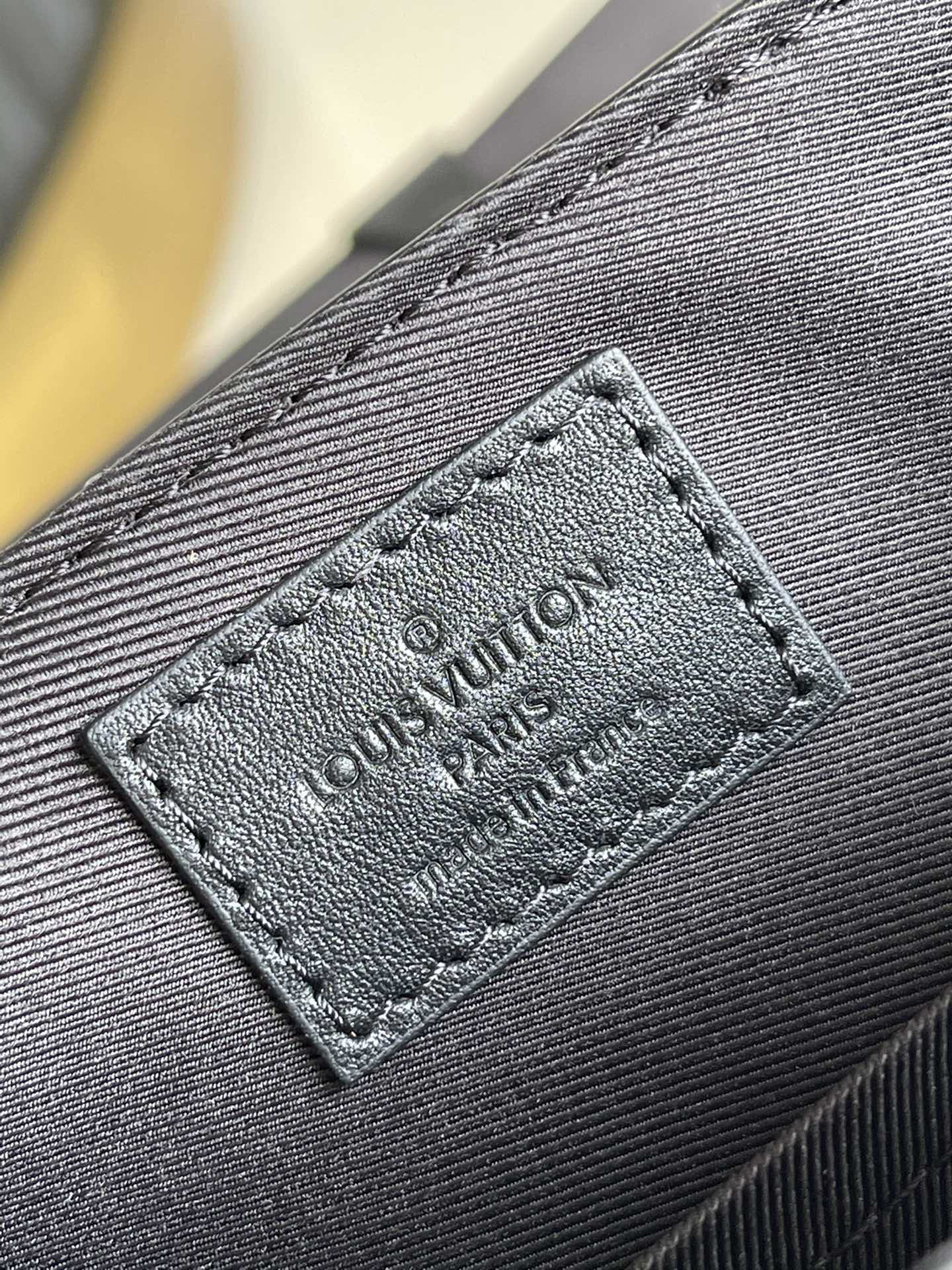 1:1 Replica Louis Vuitton LV Trunk Messenger Monogram Taurillon Black Unique Bag For Men M57726 - 9.4in/21cm - Image 5