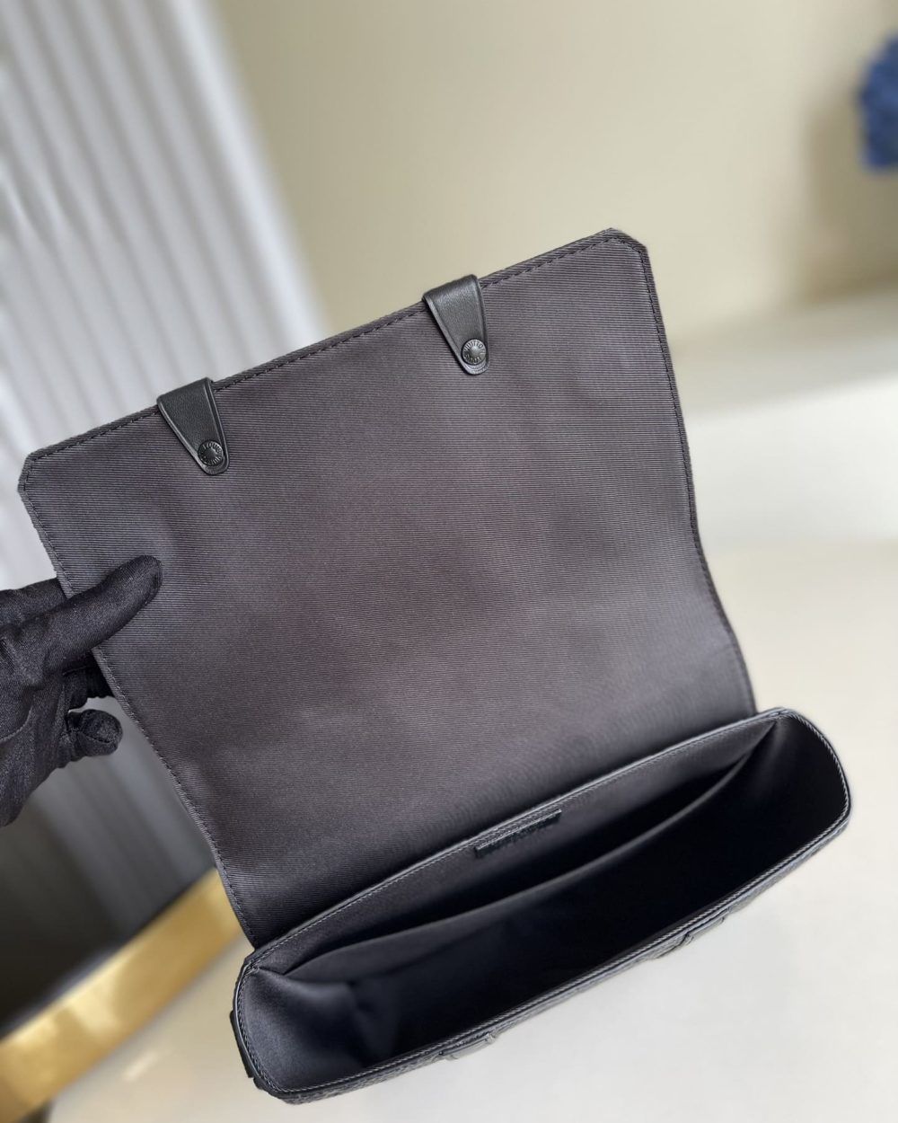 1:1 Replica Louis Vuitton LV Trunk Messenger Monogram Taurillon Black Unique Bag For Men M57726 - 9.4in/21cm