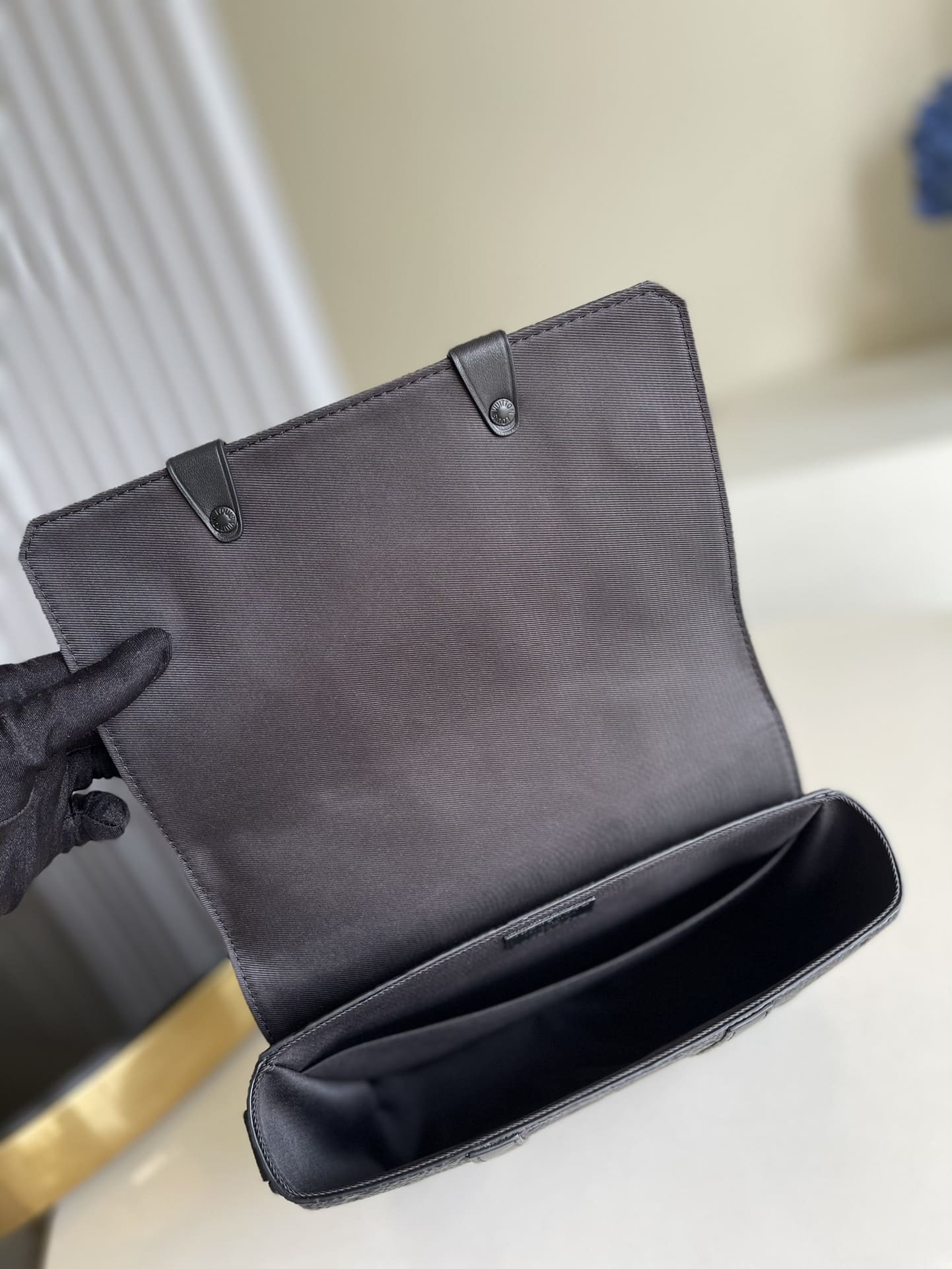 1:1 Replica Louis Vuitton LV Trunk Messenger Monogram Taurillon Black Unique Bag For Men M57726 - 9.4in/21cm - Image 7