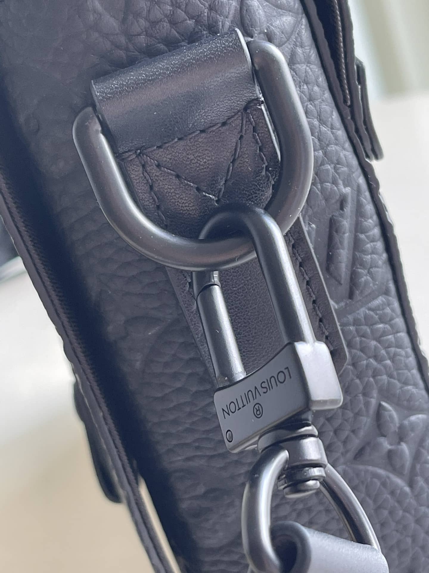 1:1 Replica Louis Vuitton LV Trunk Messenger Monogram Taurillon Black Unique Bag For Men M57726 - 9.4in/21cm - Image 4