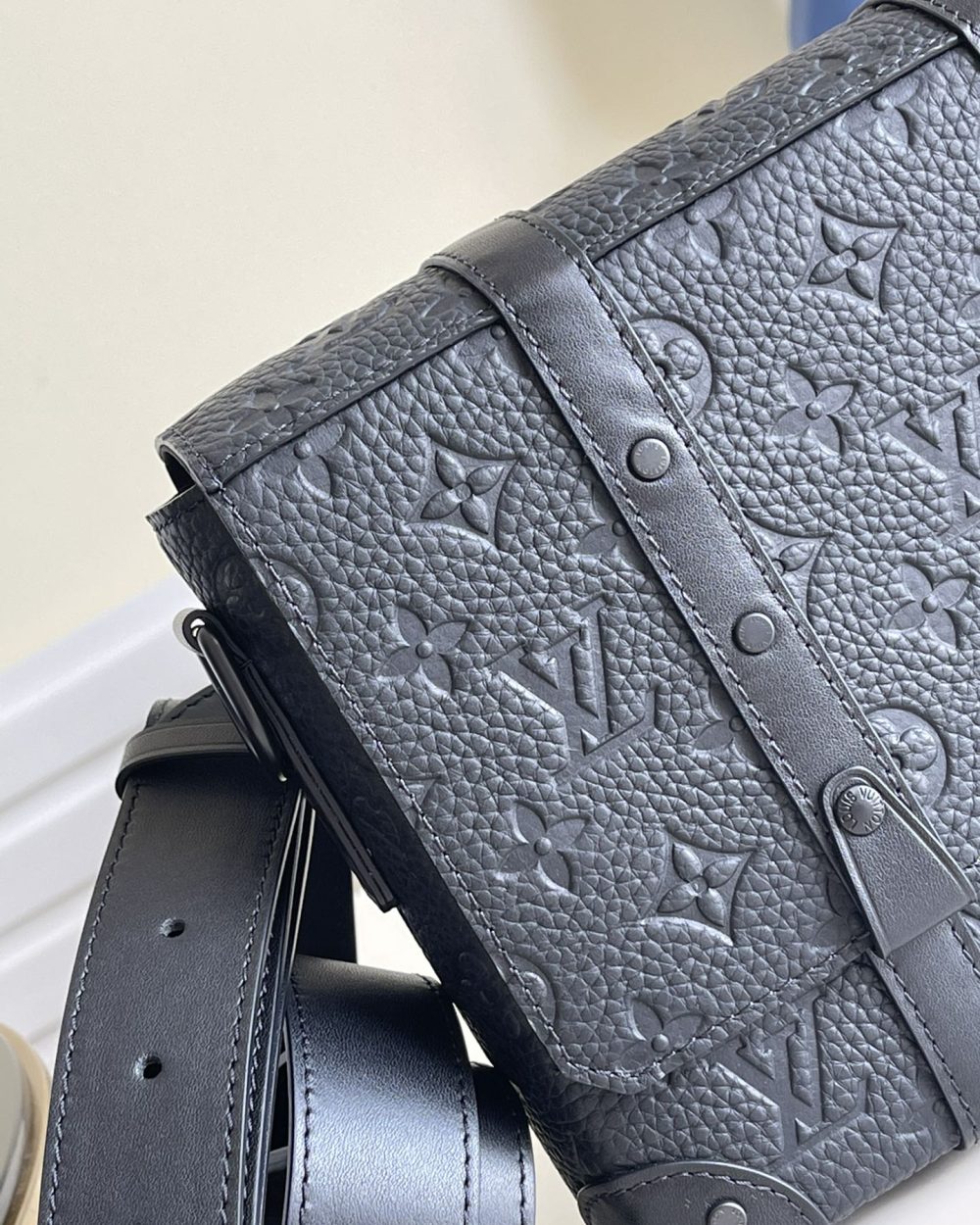 1:1 Replica Louis Vuitton LV Trunk Messenger Monogram Taurillon Black Unique Bag For Men M57726 - 9.4in/21cm