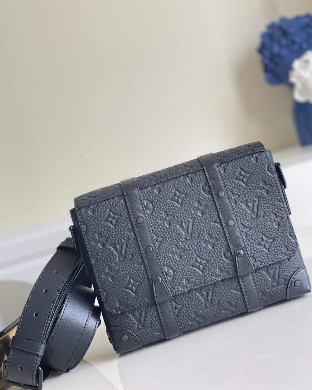 1:1 Replica Louis Vuitton LV Trunk Messenger Monogram Taurillon Black Unique Bag For Men M57726 - 9.4in/21cm