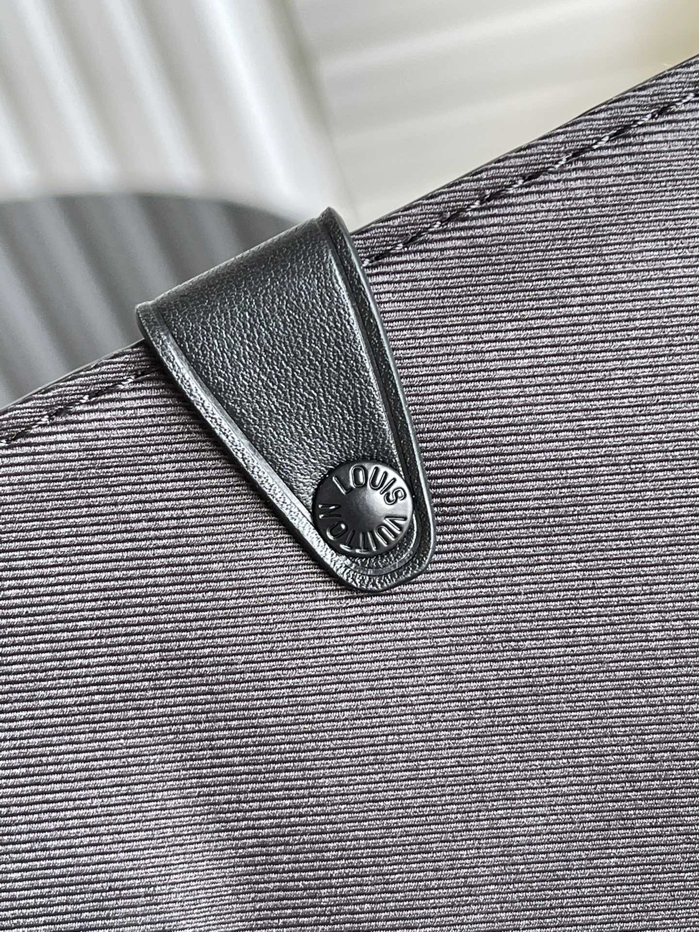 1:1 Replica Louis Vuitton LV Trunk Messenger Monogram Taurillon Black Unique Bag For Men M57726 - 9.4in/21cm - Image 8