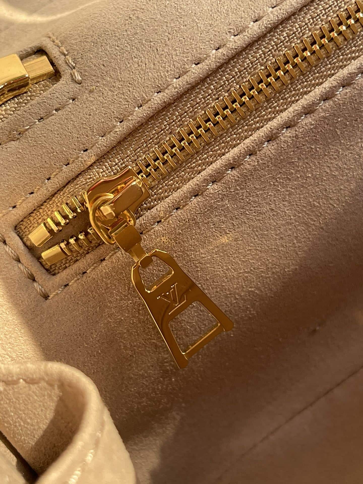 1:1 Replica Louis Vuitton LV Vanity PM Handbag Monogram Empreinte Tourterelle Beige Luxury Bag For Women M45608 - 7.5in/19cm - Image 4