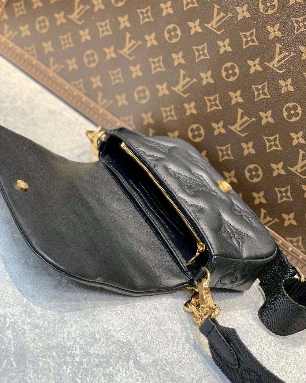 1:1 Replica Louis Vuitton LV Wallet on Strap Bubblegram Leather Black Exclusive Bag For Women M81398 - 7.9in/20cm