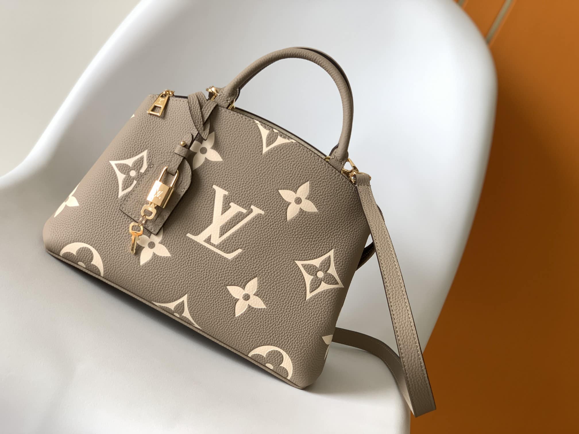 1:1 Replica Louis Vuitton LV Petit Palais Bicolor Monogram Empreinte Leather Tourterelle/Creme Luxury Bag For Women M58914 - 11.4in/29cm - Image 2