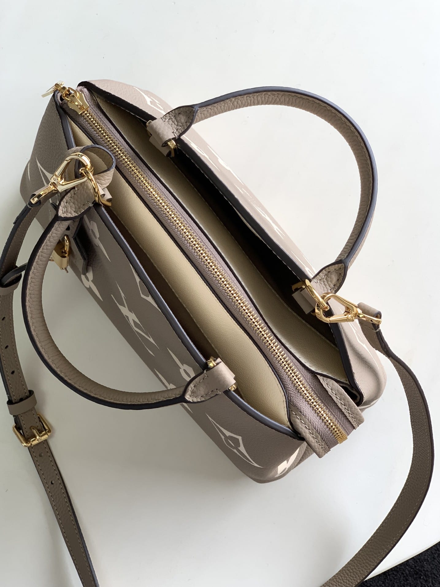 1:1 Replica Louis Vuitton LV Petit Palais Bicolor Monogram Empreinte Leather Tourterelle/Creme Luxury Bag For Women M58914 - 11.4in/29cm - Image 7