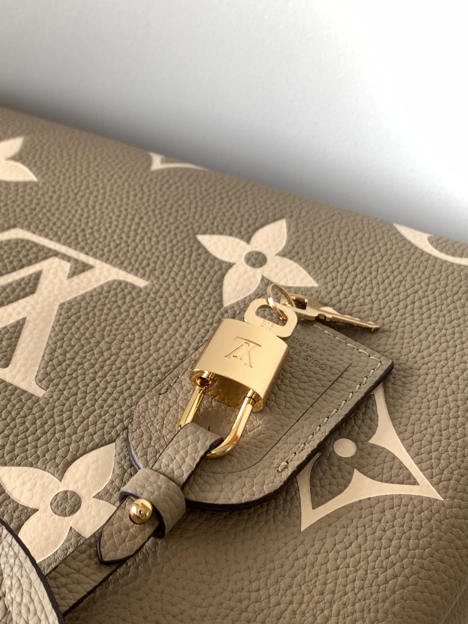 1:1 Replica Louis Vuitton LV Petit Palais Bicolor Monogram Empreinte Leather Tourterelle/Creme Luxury Bag For Women M58914 - 11.4in/29cm - Image 9