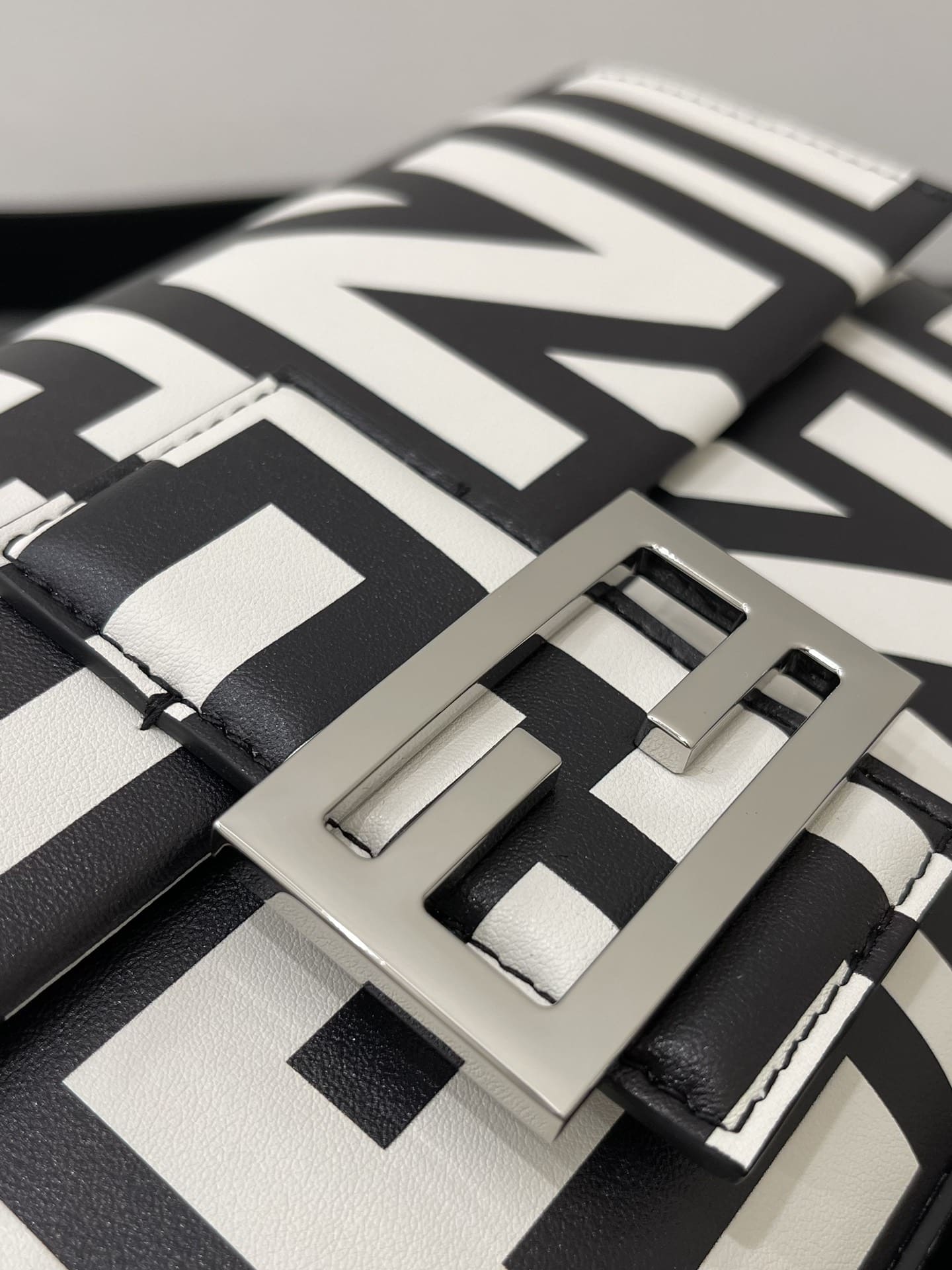 1:1 Replica Baguette Two-Tone Bag Black And White For Women 10.5in/27cm - Image 8