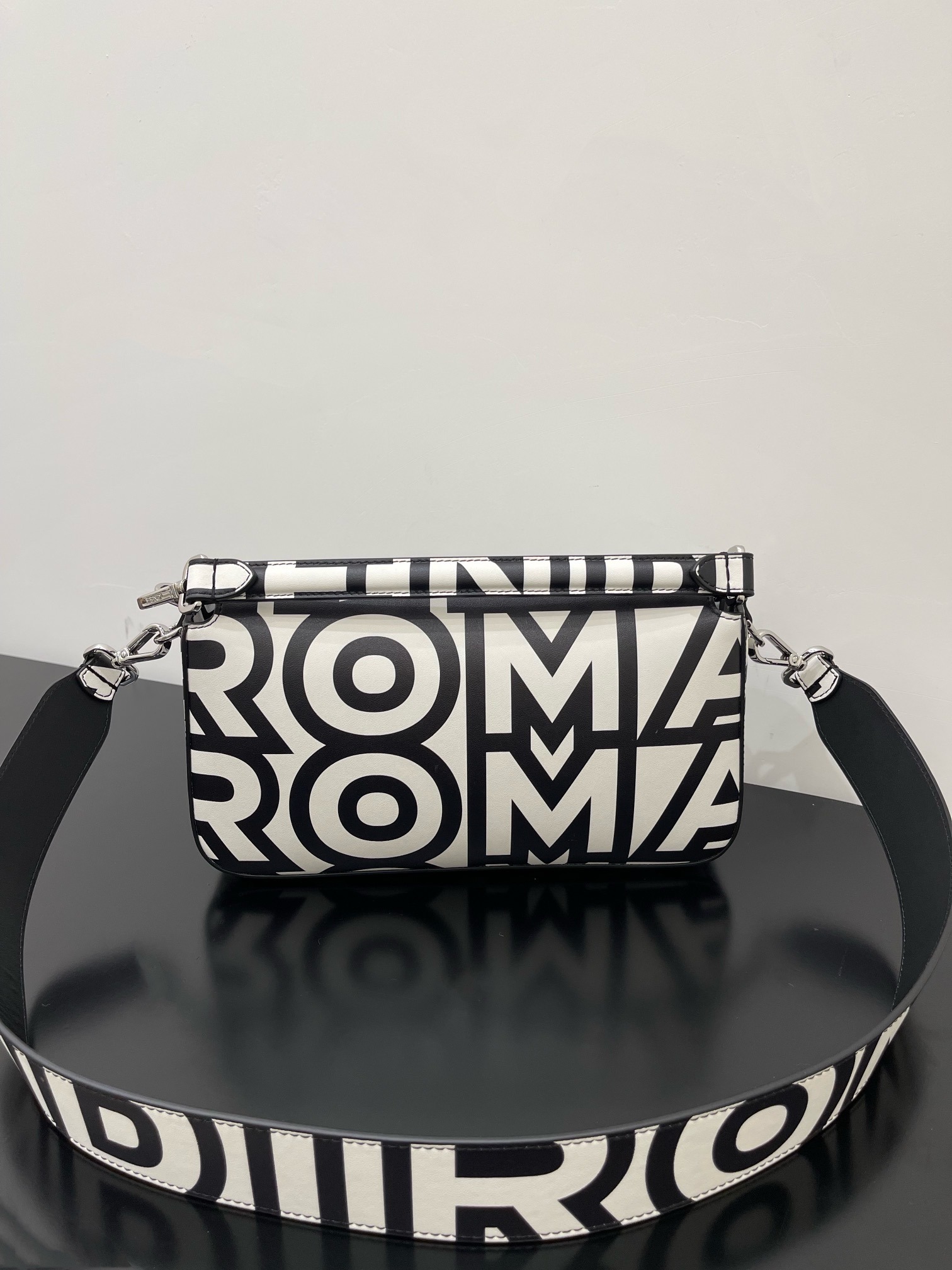 1:1 Replica Baguette Two-Tone Bag Black And White For Women 10.5in/27cm - Image 4