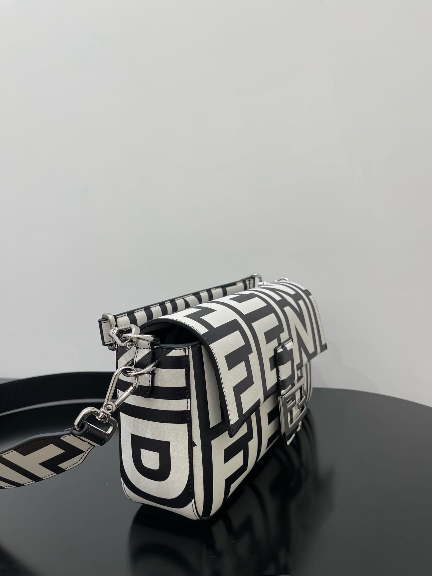 1:1 Replica Baguette Two-Tone Bag Black And White For Women 10.5in/27cm - Image 2