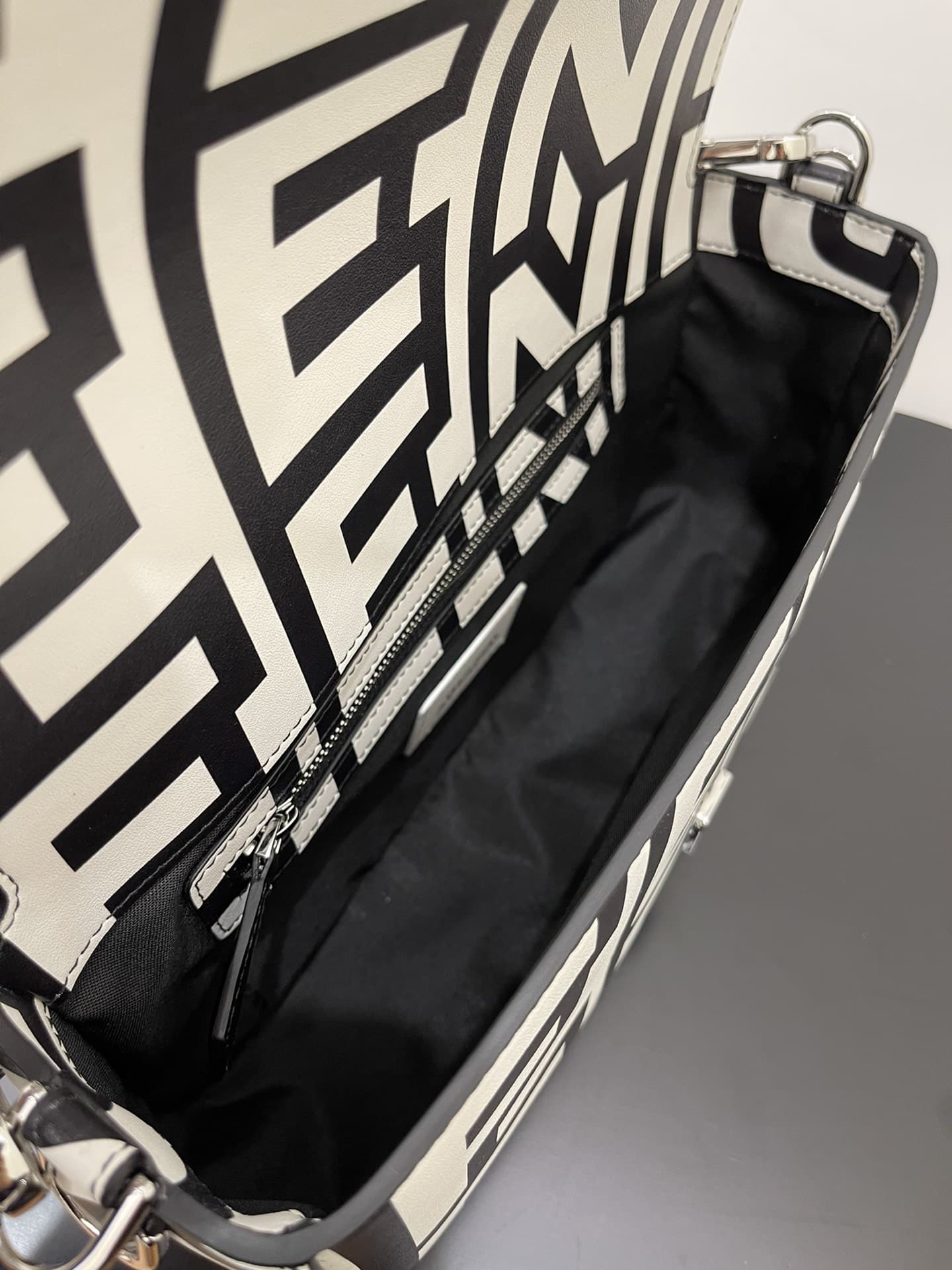 1:1 Replica Baguette Two-Tone Bag Black And White For Women 10.5in/27cm - Image 6