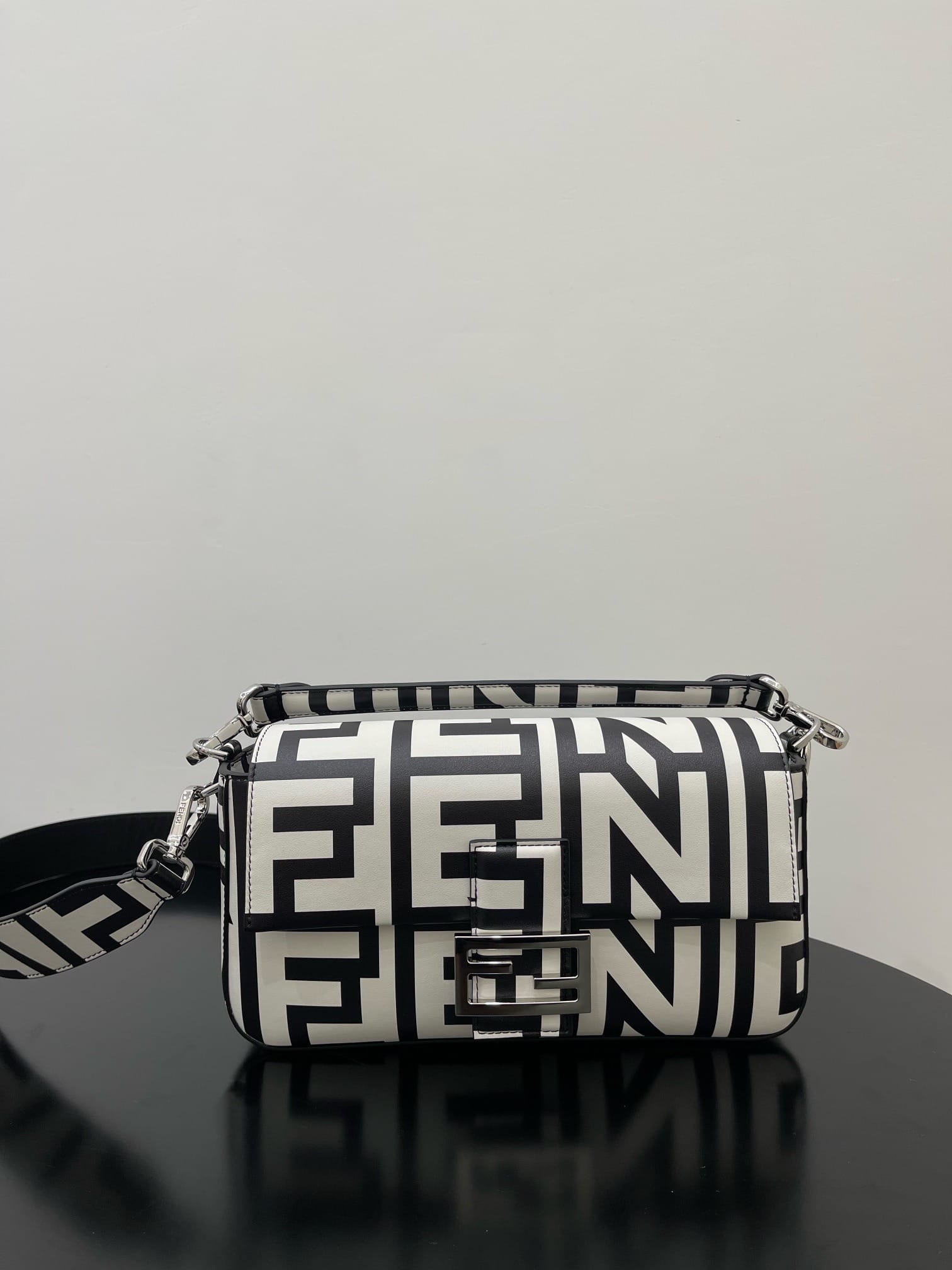 1:1 Replica Baguette Two-Tone Bag Black And White For Women 10.5in/27cm - Image 3