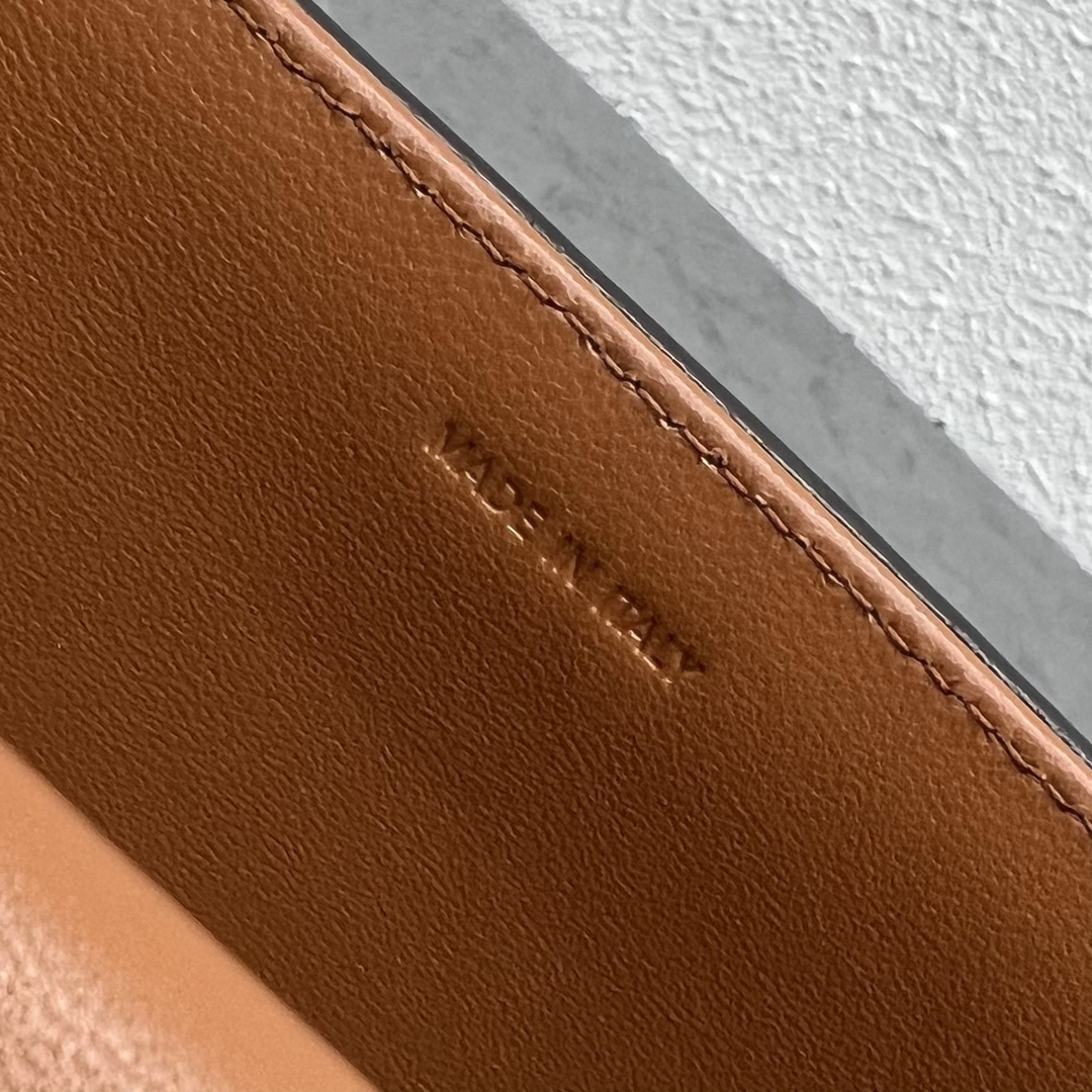 1:1 Replica Celine Box Triomphe Tan For Women 9in/22cm 199993BFN.04LU - Image 3