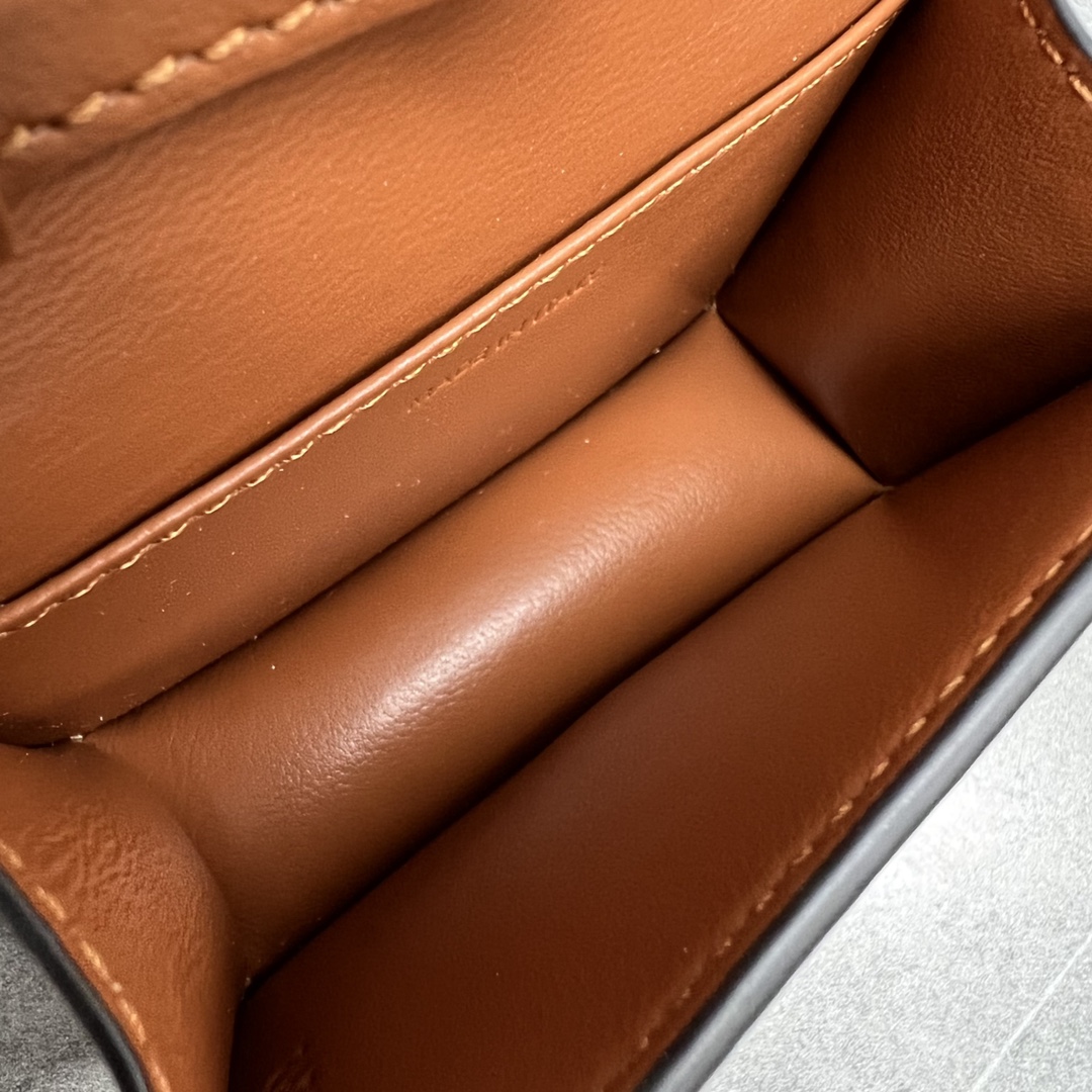 1:1 Replica Celine Card Holder On Chain Triomphe Tan For Women 4in/11cm 10J743DPV.04LU - Image 2