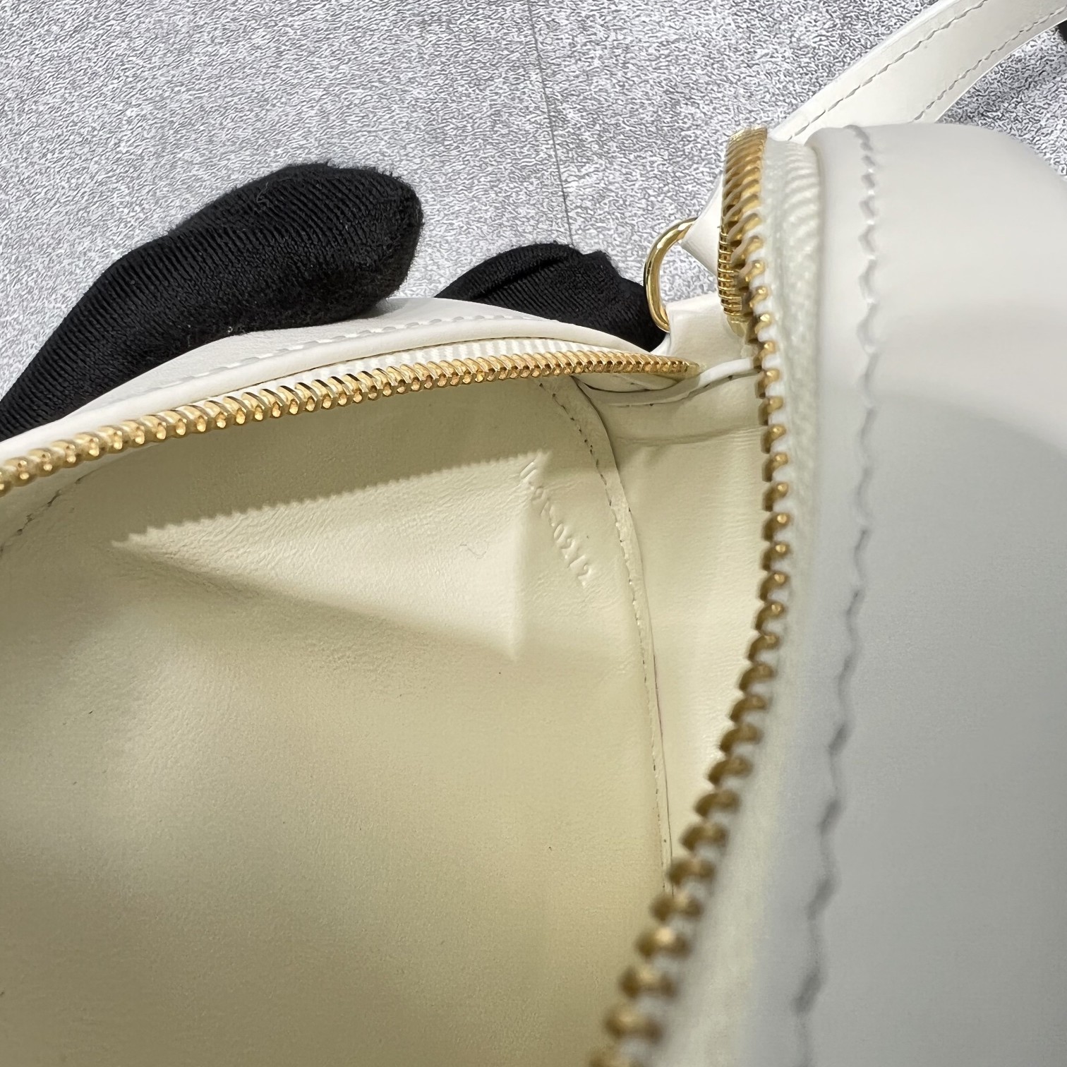 1:1 Replica Celine Crossbody Oval Purse Cuir Triomphe White For Women 6in/16cm - Image 6