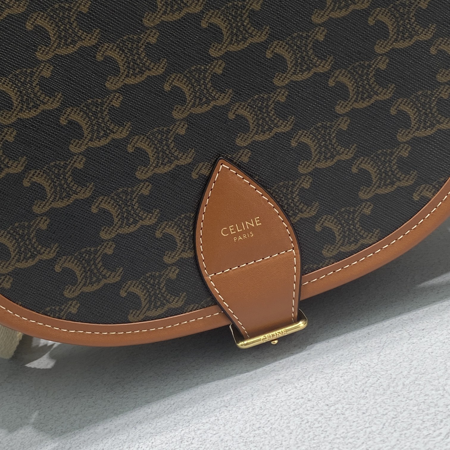 1:1 Replica Celine Large Strap Folco Bag In Triomphe Canvas Brown For Women 9in/22cm 196932BZJ.04LU - Image 2